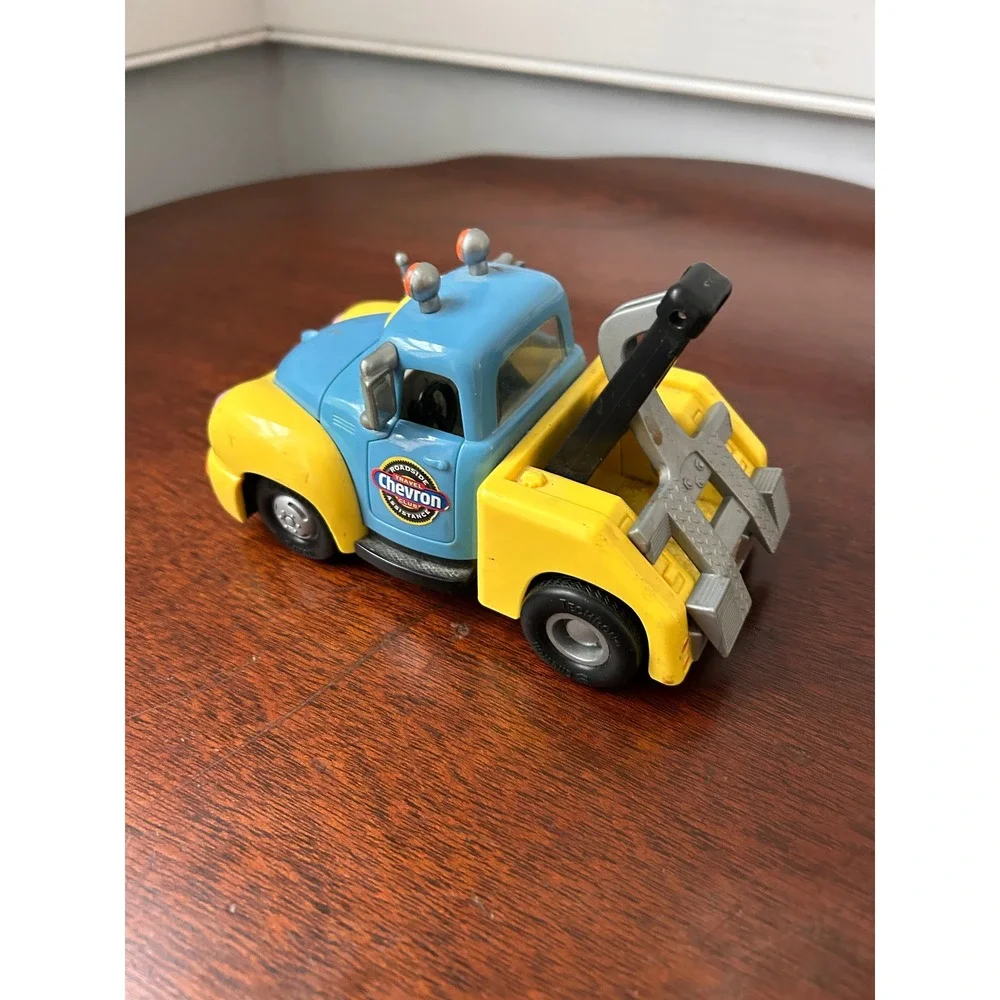 The Chevron Cars Trevor Tow Truck No 29 Blue Yellow 2001 Toy Vehicle